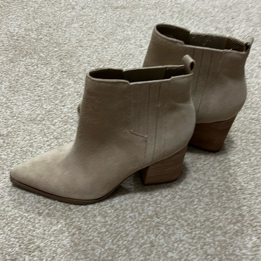 Marc Fisher boots in tan | size Women’s 11